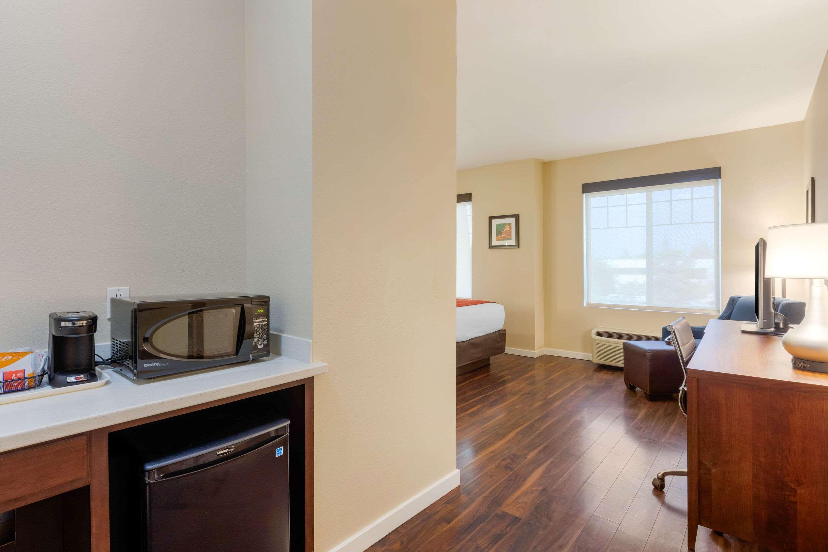 Comfort Inn & Suites Near Ontario Airport Bagian luar foto